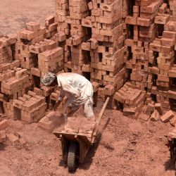 Trabajadores laboran en un horno de ladrillos, en Lahore, Pakistán. | Foto:Xinhua/Sajjad
