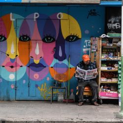 Un vendedor ambulante espera por clientes mientras lee un periódico en una calle, en la ciudad de Valparaíso, Chile. | Foto:Xinhua/Jorge Villegas