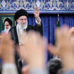 Una fotografía proporcionada por la oficina del líder supremo iraní, el ayatolá Alí Jamenei, lo muestra dirigiéndose a los miembros del comité de peregrinación del Hajj en Teherán. | Foto:KHAMENEI.IR / AFP
