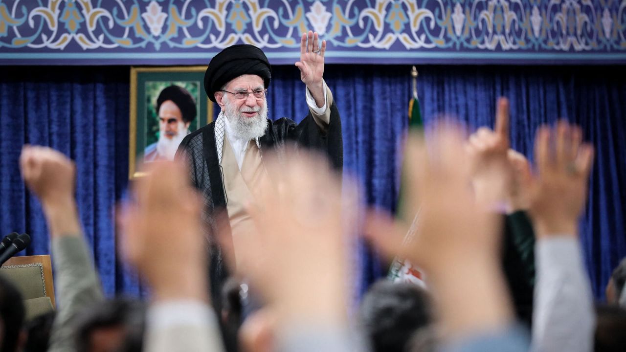 Una fotografía proporcionada por la oficina del líder supremo iraní, el ayatolá Alí Jamenei, lo muestra dirigiéndose a los miembros del comité de peregrinación del Hajj en Teherán. | Foto:KHAMENEI.IR / AFP