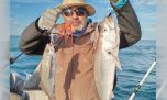 Otoño pescando en aguas del océano Atlántico  