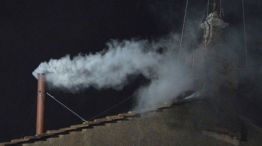 Qué es la fumata negra y blanca que sale de la Capilla Sixtina