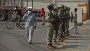 Declaran el toque de queda tras el asesinato de trece mineros en Perú.
