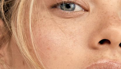 La piel tiene su propia armadura natural: la barrera cutánea. Cuidarla es clave para preservar la hidratación, la firmeza y la salud del cuerpo. 