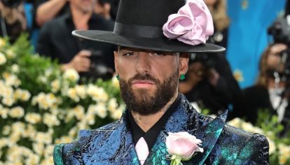 El artista se llevó todas las miradas por su look y los lujosos accesorios que eligió para la Met Gala.