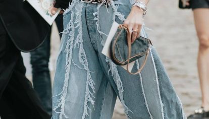 El total look denim volvió con fuerza, pero no todo vale. Te contamos cómo llevarlo con estilo, sin parecer disfrazada ni caer en clichés de los 2000.