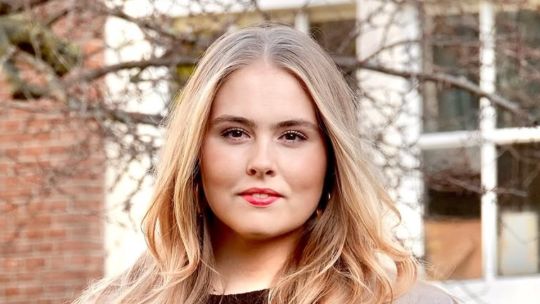 Amalia, la hija de Máxima inspira con su look old money en jeans