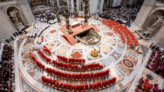 Fotogaleria Esta foto, tomada y distribuida por The Vatican Media, muestra a los cardenales durante la santa misa para la Elección del Romano Pontífice, antes del inicio del cónclave, en la Basílica de San Pedro del Vaticano