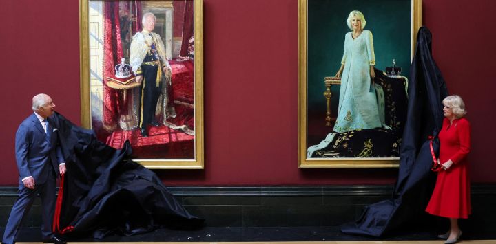 El rey Carlos III de Gran Bretaña y la reina Camila de Gran Bretaña revelan sus retratos oficiales de coronación durante una visita a la Galería Nacional, en el centro de Londres.