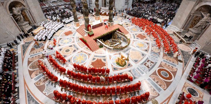 Esta foto, tomada y distribuida por The Vatican Media, muestra a los cardenales durante la santa misa para la Elección del Romano Pontífice, antes del inicio del cónclave, en la Basílica de San Pedro del Vaticano.