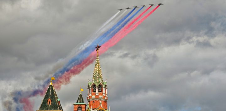 Imagen de aviones volando en formación sobre la Plaza Roja durante un ensayo para el desfile militar del Día de la Victoria, que conmemora el 80 aniversario de la Victoria en la Gran Guerra Patria, en Moscú,
