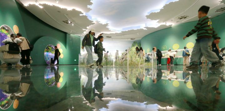 Imagen de turistas visitando el Museo del Gran Canal de China, en la ciudad de Yangzhou, en la provincia de Jiangsu, en el este de China.