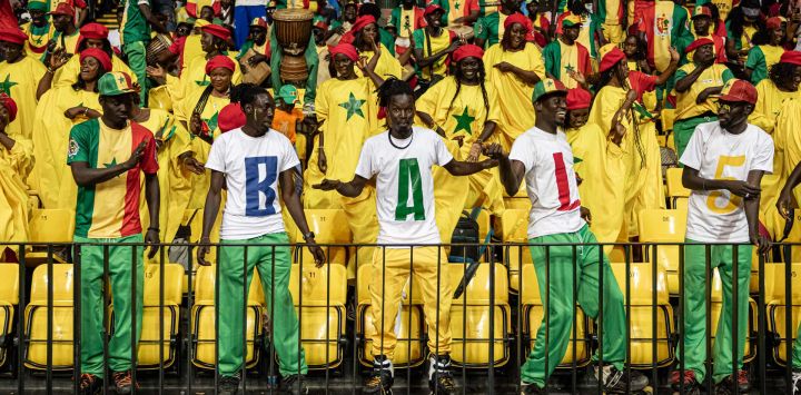 Los aficionados del ASC Ville de Dakar bailan durante la final de la Basketball Africa League (BAL) de la Conferencia del Sahara contra la Union Sportive Monastirienne en el Dakar Arena de Diamniadio.