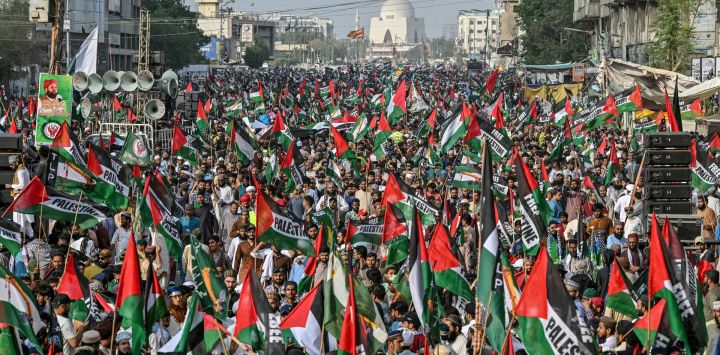 Musulmanes sunitas con banderas palestinas marchan para mostrar su solidaridad con los palestinos durante una manifestación de protesta antiisraelí en Karachi, en medio de la guerra en curso entre Israel y el grupo militante Hamás.