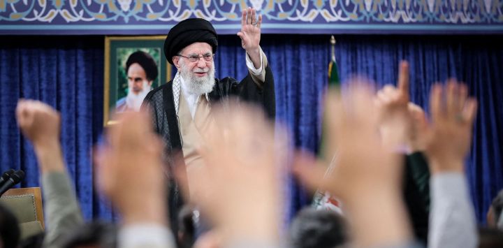 Una fotografía proporcionada por la oficina del líder supremo iraní, el ayatolá Alí Jamenei, lo muestra dirigiéndose a los miembros del comité de peregrinación del Hajj en Teherán.