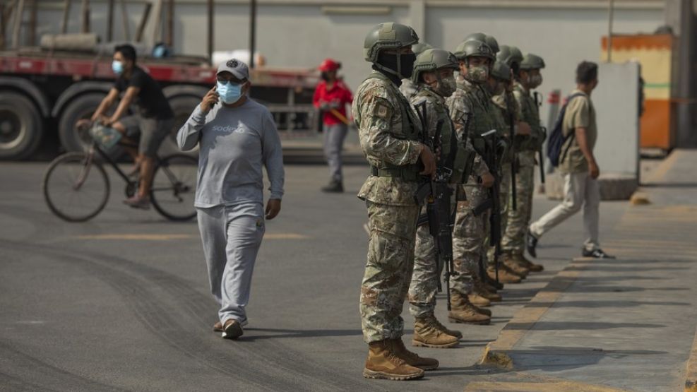 Declaran el toque de queda tras el asesinato de trece mineros en Perú.