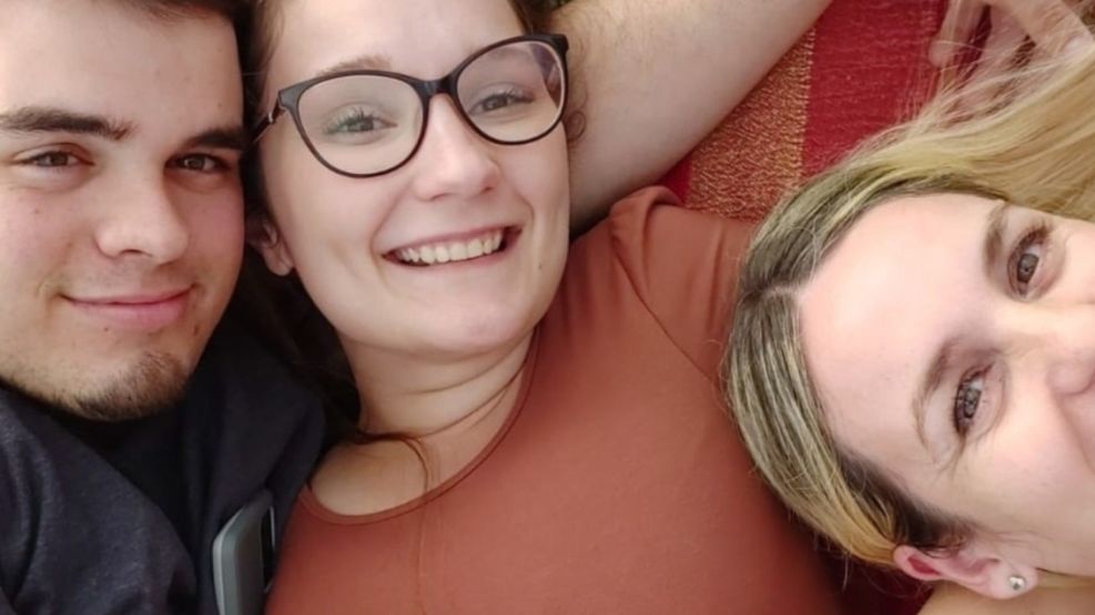 La víctima junto a su novia y su mamá.