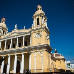 Chiclayo es una ciudad que ofrece una experiencia única para los viajeros que buscan combinar historia, cultura, naturaleza y gastronomía. 