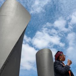 El rey Carlos III de Gran Bretaña conversa con la poeta Dorothea Smartt, cuya poesía sobre el Támesis está impresa en las columnas de ventilación del túnel Thames Tideway, durante una visita al proyecto, comúnmente conocido como la "superalcantarilla", en Victoria Embankment en Londres. | Foto:Toby Melville / POOL / AFP