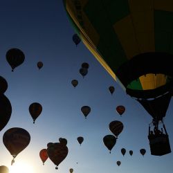 Globos aerostáticos fotografiados durante el 35º Festival Internacional de Globos Aerostáticos, en Torres, Brasil. | Foto:SILVIO AVILA / AFP