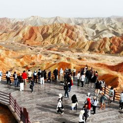 Imagen de turistas visitando el Parque Nacional Geológico Danxia, en Zhangye, en la provincia de Gansu, en el noroeste de China. | Foto:Xinhua/Cheng Lin