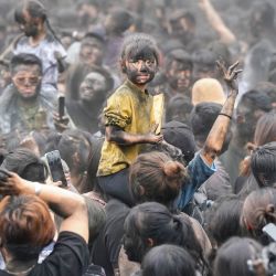 Personas participan en un evento folclórico denominado "pintándose la cara de negro", en el distrito autónomo hani de Mojiang de la ciudad de Pu'er, en la provincia de Yunnan, en el suroeste de China. | Foto:Xinhua/Chen Xinbo