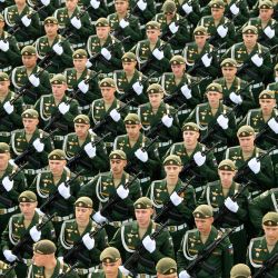 Soldados se preparan para asistir a un ensayo para el desfile militar del Día de la Victoria, que conmemora el 80° aniversario de la victoria en la Gran Guerra Patriótica de la Unión Soviética, en Moscú, Rusia. | Foto:Xinhua/Alexander Zemlianichenko Jr