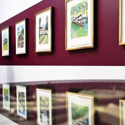 Un visitante observa pinturas del músico y artista estadounidense Bob Dylan en la Galería Halcyon, durante una vista previa de su obra antes de la exposición "Point Blank", en el centro de Londres. | Foto:JUSTIN TALLIS / AFP