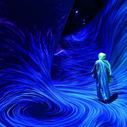 Una mujer visita el recién inaugurado teamLab Phenomena, un museo de experiencias artísticas inmersivas, en el distrito cultural Saadiyat de Abu Dabi. | Foto:Giuseppe Cacace / AFP