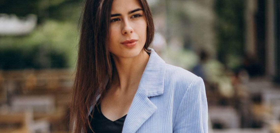 Tendencias Otoño 2025: Jeans, Blusas y Blazers, todo lo que no puede faltar en el guardarropas de una mujer 
