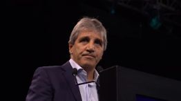 Luis Caputo habla frente a empresarios en el Latam economic forum.