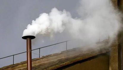 Tras la fumata blanca, el nuevo Papa acepta el cargo, elige su nombre, se viste en la Sala de las Lágrimas y da su primera bendición desde San Pedro.