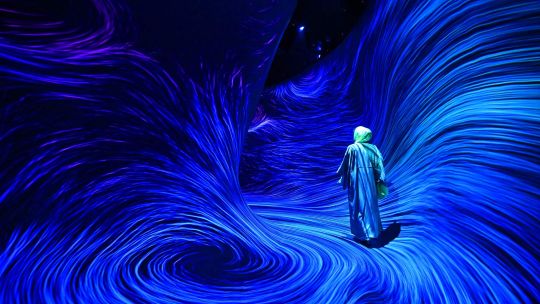 Fotogaleria Una mujer visita el recién inaugurado teamLab Phenomena, un museo de experiencias artísticas inmersivas, en el distrito cultural Saadiyat de Abu Dabi