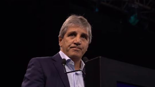 Luis Caputo habla frente a empresarios en el Latam economic forum.