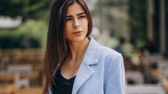 Tendencias Otoño 2025: Jeans, Blusas y Blazers, todo lo que no puede faltar en el guardarropas de una mujer 