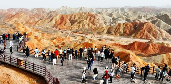 Imagen de turistas visitando el Parque Nacional Geológico Danxia, en Zhangye, en la provincia de Gansu, en el noroeste de China.
