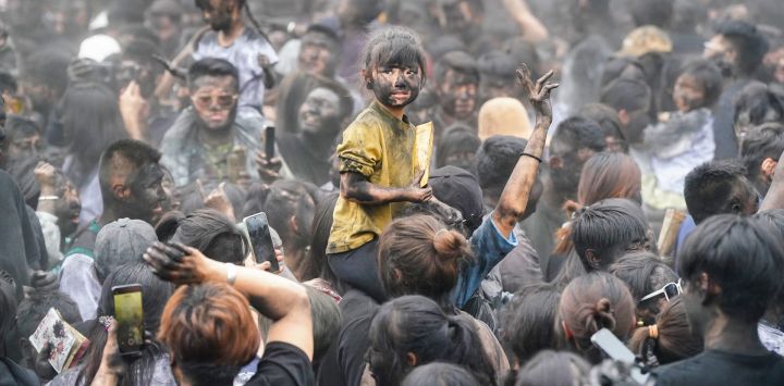 Personas participan en un evento folclórico denominado "pintándose la cara de negro", en el distrito autónomo hani de Mojiang de la ciudad de Pu'er, en la provincia de Yunnan, en el suroeste de China.
