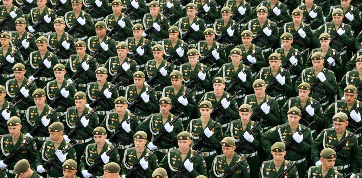 Soldados se preparan para asistir a un ensayo para el desfile militar del Día de la Victoria, que conmemora el 80° aniversario de la victoria en la Gran Guerra Patriótica de la Unión Soviética, en Moscú, Rusia.