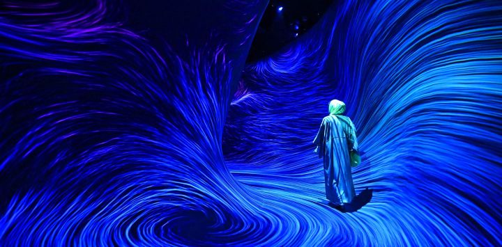 Una mujer visita el recién inaugurado teamLab Phenomena, un museo de experiencias artísticas inmersivas, en el distrito cultural Saadiyat de Abu Dabi.