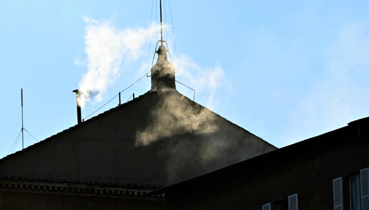 Fumata blanca en el Vaticano, hay un nuevo papa