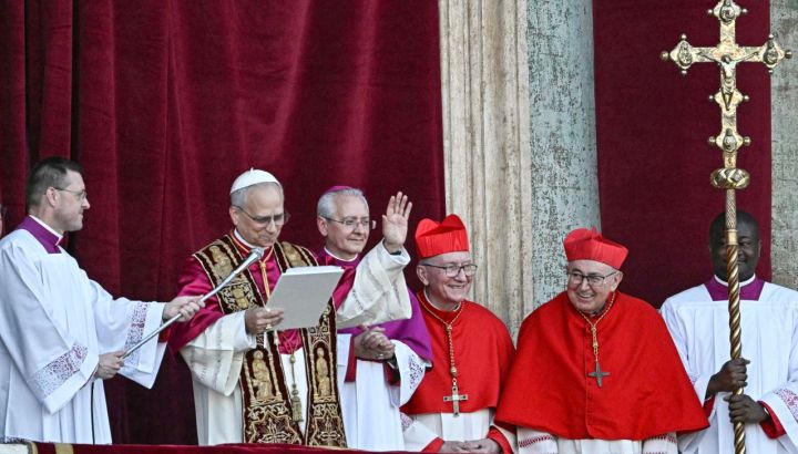 La primera imagen Robert Prevost como el papa León XIV y su primer discurso en español