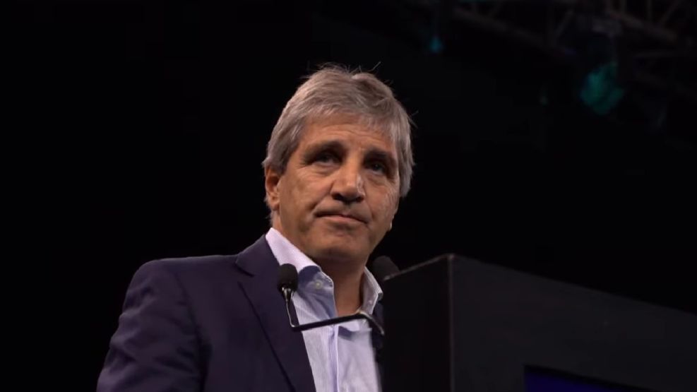 Luis Caputo habla frente a empresarios en el Latam economic forum.