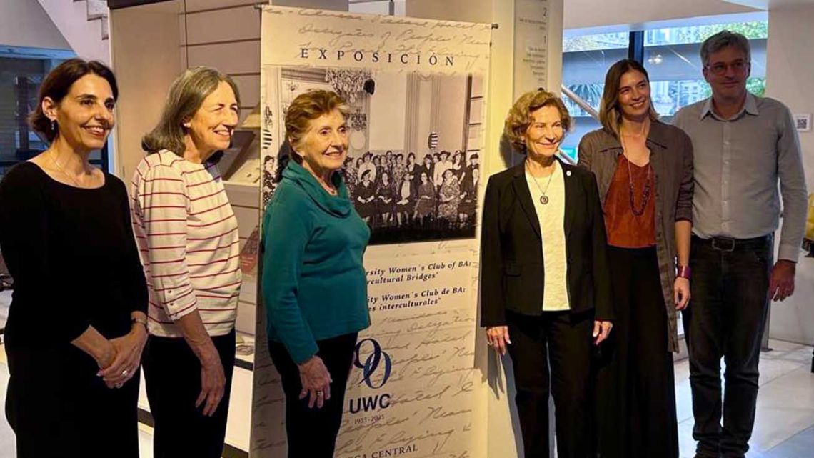 Left to right: Soledad Lago (Director of Biblioteca Central de la UCA), Phyllis Barrantes (Archives Committee UWC), Patricia Caviezel (Archives Com. Chair), Gwendolyn again, Verónica Parselis (UCA Curator, curated the exhibit), Daniel Riccardo (Coordinador Técnico, UCA).