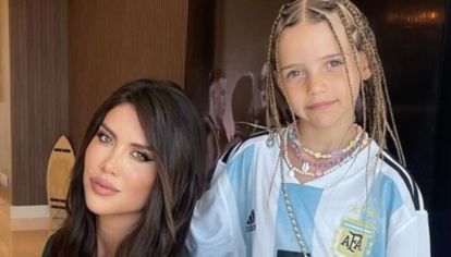 Madre e hija realizaron una transmisión en vivo y la niña comentó sobre la relación con el cantante. 