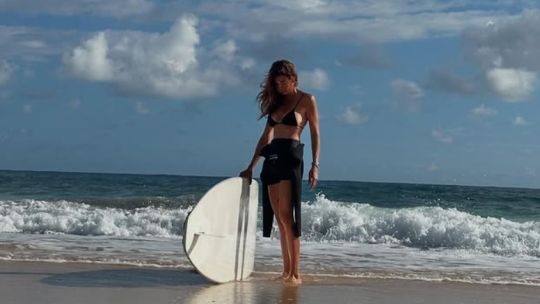 Juliana Awada y sus hijas adelantan las tendencias del verano europeo: volados, transparencias y off white