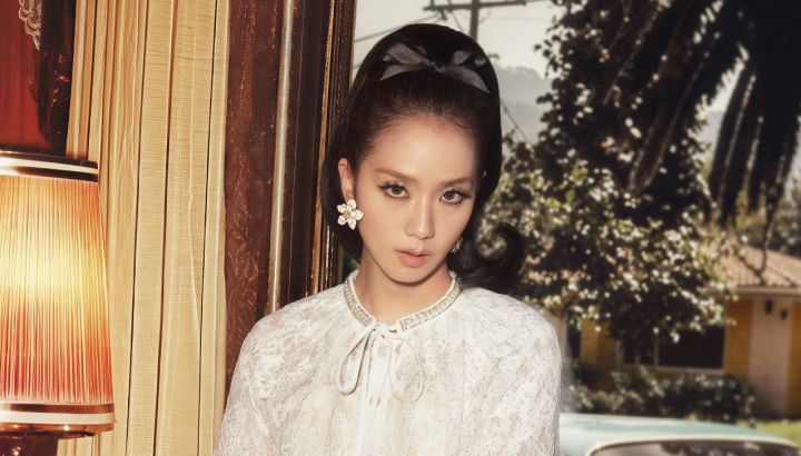 JISOO protagoniza la inusual campaña de una reconocida marca londinense y posa como un icono atemporal