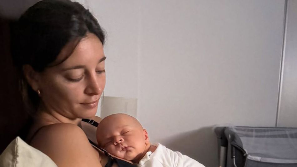 Sol Pérez junto a su hijo