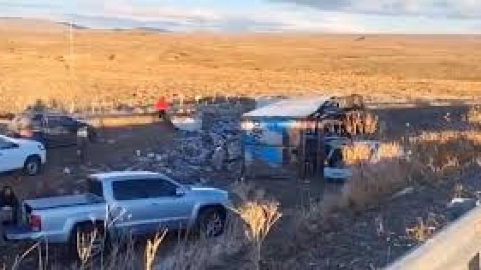 Así saquearon un camión tras la muerte del chofer.