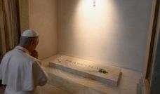 20250510 León XIV rindiendo homenaje al difunto papa Francisco frente a su tumba en la Basílica de Santa María la Mayor de Roma