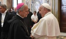 El cardenal Prevost y el Papa Francisco